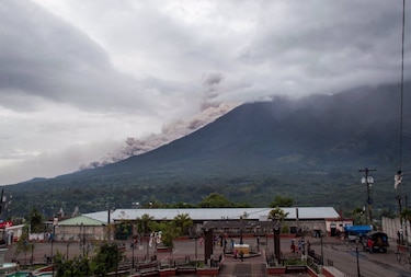 Entra en erupción el volcán de Fuego, en Guatemala