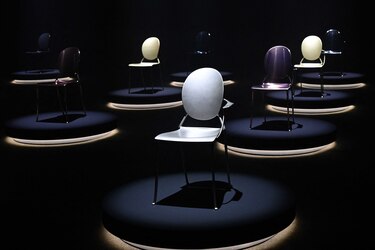 El diseñador francés Philippe Starck reinventa la silla medallón, icono de Dior