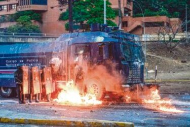 Venezuela: Batalla campal en la autopista