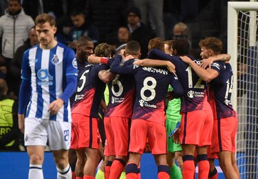 El Atlético obra el milagro en Oporto y avanza a octavos