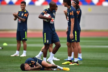 Rivaldo sale en defensa de Neymar: 'Si tienes que caer con las faltas, cae'