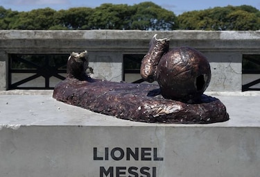 Otra vez vandalizaron la estatua de Messi