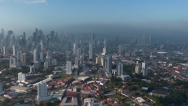 La ciudad amanece cubierta de humo tóxico por incendio en cerro Patacón