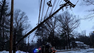 Nordeste de Estados Unidos trabaja para restaurar la electricidad tras tormenta invernal