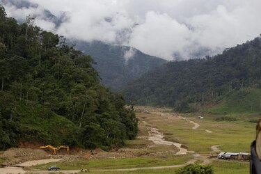Limpian pozas con mercurio, legado de la minería ilegal en Ecuador