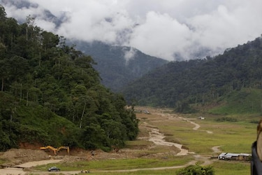 Limpian pozas con mercurio, legado de la minería ilegal en Ecuador