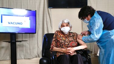 Chile comienza la vacunación masiva contra la Covid-19 en la tercera edad