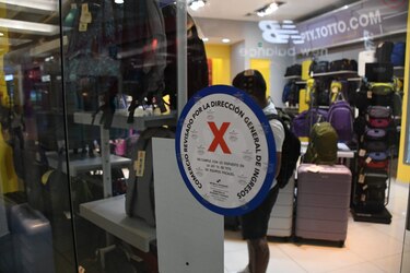 DGI coloca calcomanías a aquellos negocios que incumplen con la facturación electrónica