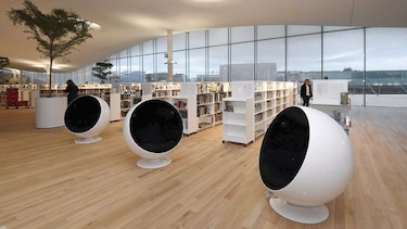 Una biblioteca con robots e impresoras 3D