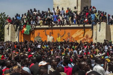 Ejército proclama a Yacouba Isaac Zida líder de Burkina Faso tras superar división