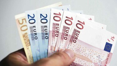 Euro, cerca de mínimos de 2 años tras derrota de Renzi en referendo en Italia