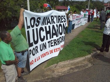 Protesta en Clayton por venta de terrenos en el área revertida