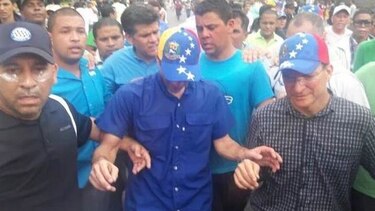 Guardia Nacional golpea y rocía gas pimienta a opositor venezolano Henrique Capriles
