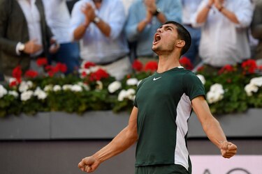 Alcaraz gana el Masters 1000 de Madrid tras arrollar a Zverev