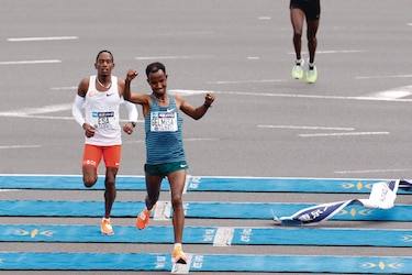 Maratón de Tokio; etíope Deso Gelmisa vence por un segundo a Mohamed Esa