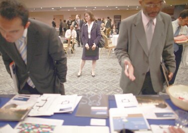Estados Unidos genera 210 mil empleos, pero cifra no es suficiente