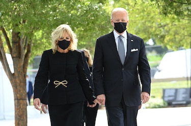 Biden defiende la retirada de Afganistán al margen de ceremonias por atentados