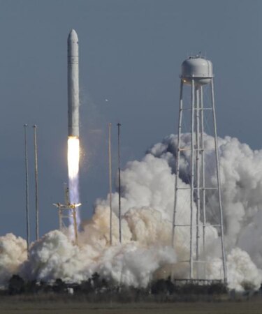 Cohete Antares, de la firma privada Orbital, es lanzado al espacio con éxito