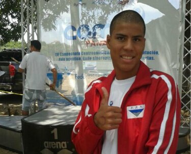 Panameño Cámbara gana oro en aguas abiertas