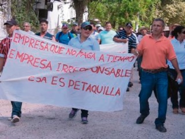Obreros reclaman salarios a Petaquilla