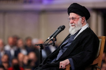 El líder supremo de Irán acusa a los manifestantes de ‘complacer’ a Trump mientras las protestas se intensifican en el país