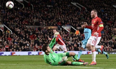 Manchester United goleó al Feyenoord y sigue vivo en Liga Europa