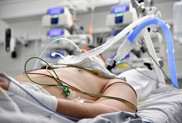 Más de 1.5 millones de muertos en Europa, donde vuelven restricciones para frenar la pandemia