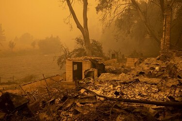 Mayor incendio forestal en California deja al menos cuatro muertos