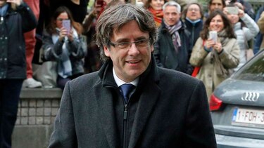 Puigdemont y cuatro miembros de su gobierno se entregan a la policía belga