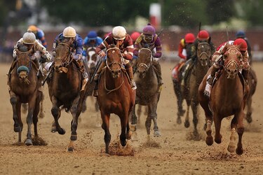 El ejemplar Rich Strike del jinete venezolano Sonny León gana el Derby de Kentucky
