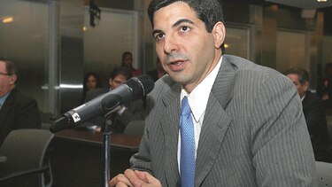 Abood reclama $10 millones a FP