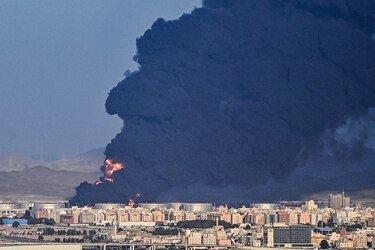Ataques de rebeldes yemeníes provocan enorme incendio en planta petrolera saudita