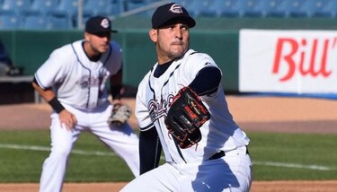 Panameño Paolo Espino firma con los Cerveceros