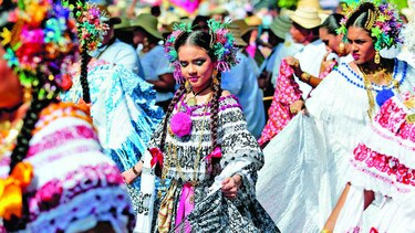 Polleras se apoderan de Las Tablas