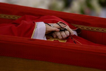 Ritual oficial: El Vaticano publica las primeras imágenes del féretro del papa Francisco