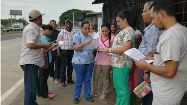 Técnicos y auxiliares protestan en la vía Interamericana en Divisa
