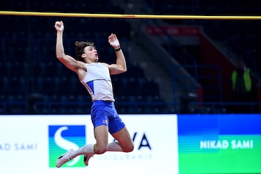 Duplantis vuela por encima de los 6.19 metros, nuevo récord mundial de pértiga