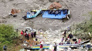 Al menos 6 muertos, 17 desaparecidos y 25 heridos tras caída de bus a río en norte de Perú