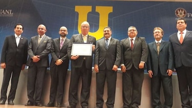 José Ayú Prado recibe el Premio Humanista del Año
