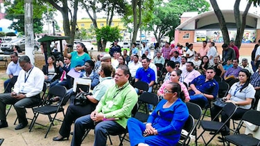 Ediles de Panamá Oeste sesionan en un parque