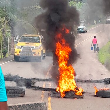 Antimotines y manifestantes se enfrentan en Colón; dirigencia pide adelantar la reunión con Cortizo