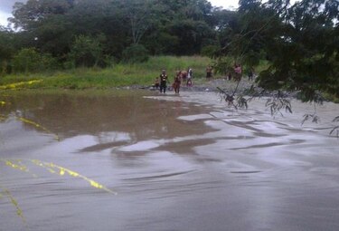 Rescatan a 12 personas tras crecida de río Cabullita