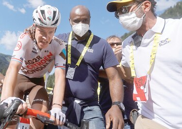 Un Tour de Francia, libre de covid-19, cumple su etapa 10