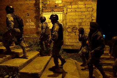 Militares de Ecuador asumen control de provincias tomadas por el narco y el crimen