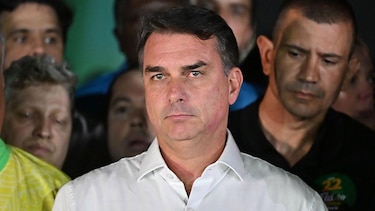 Flávio Bolsonaro llega a EU después de que Brasil cancelara sus pasaportes