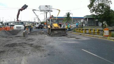 Grúa de línea 2 del Metro de Panamá derriba tres postes en la Domingo Díaz