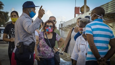 Cuba implanta toque de queda en La Habana para arrinconar a la Covid-19
