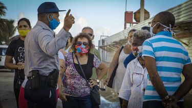 Cuba implanta toque de queda en La Habana para arrinconar a la Covid-19