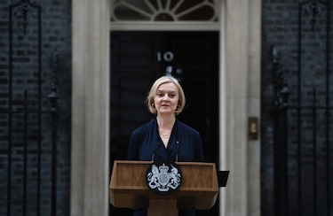 Liz Truss dimite, acechada por la debacle financiera