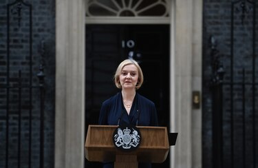 Liz Truss dimite, acechada por la debacle financiera